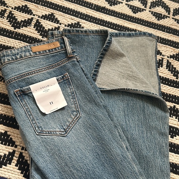 NWT Cello high-rise flare jeans - Picture 7 of 7